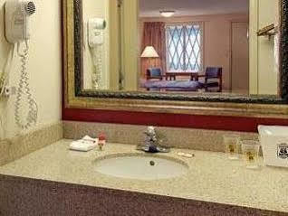 Mayfield Inn Clarion Bagian luar foto